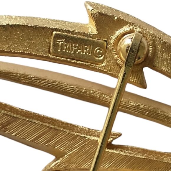 Crown Trifari Leaf Brooch Feather Pin Open Work Brushed Gold Tone Modernist Vtg. - Picture 9 of 15